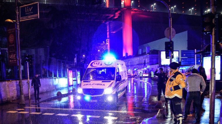 Terrortámadás Isztambulban, több mint 30 halott