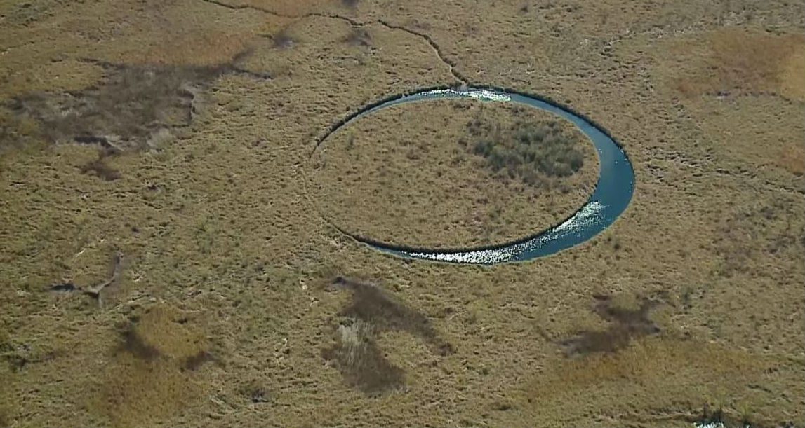 Argentinában felfedeztek egy titokzatos, tökéletes kör alakú tavat, melyben egy úszó sziget is található! 