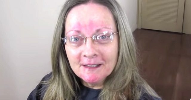 A 60 éves nő teljesen átalakul, amikor a fodrász új frizurát vég neki és a szemüvegét is leveszi!