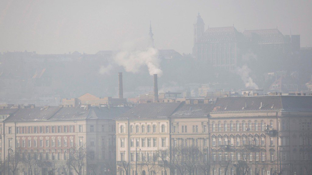 Vasárnap is marad a szmogriadó tájékoztatási fokozata Budapesten