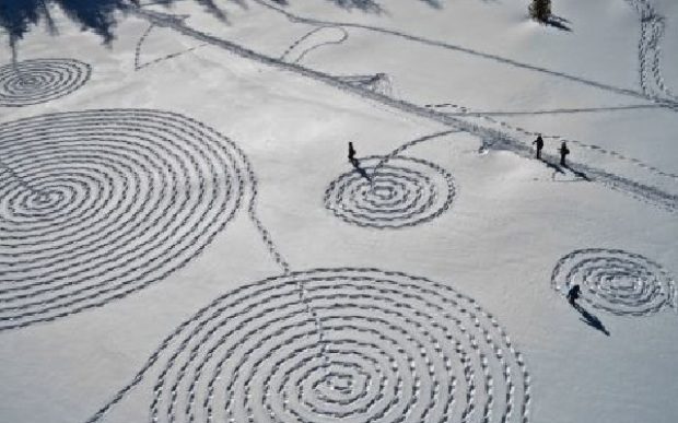 Döbbenetes látványosság a téli Balatonon UfO-kör a tó jegén!