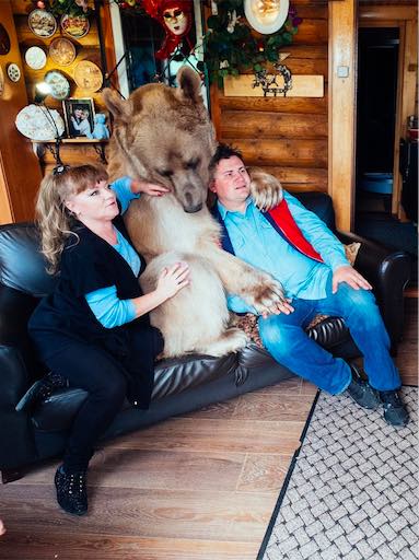 Egy árva kis medvét vesz magához a férfi – nézze, 23 év után milyen életük van együtt 5