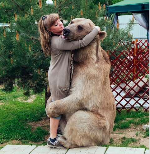 Egy árva kis medvét vesz magához a férfi – nézze, 23 év után milyen életük van együtt 9