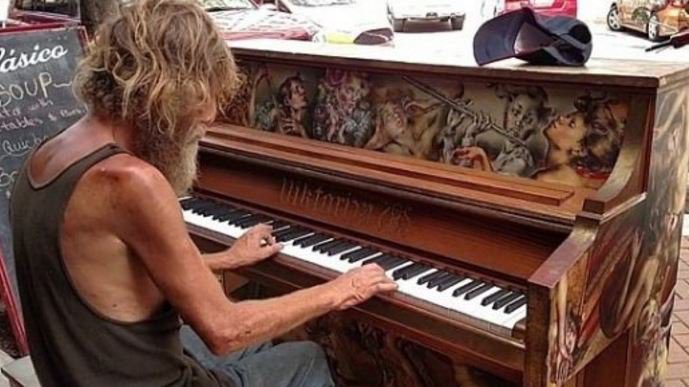 Egy hajléktalan férfi ült a zongorához, pár pillanat múlva mindenki könnyekig hatódott! - VIDEÓ