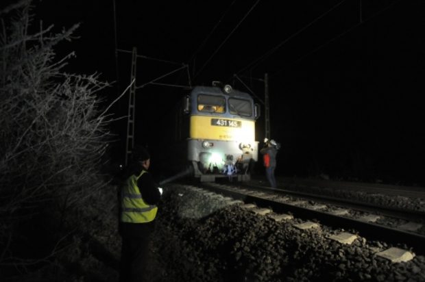 Életét áldozta a sínek közé szorult feleségéért az idős bácsi