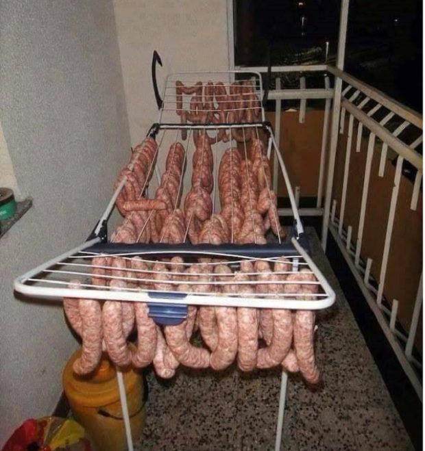 Ez csúcs: Így néz ki a disznótor a lakótelepi teraszon!