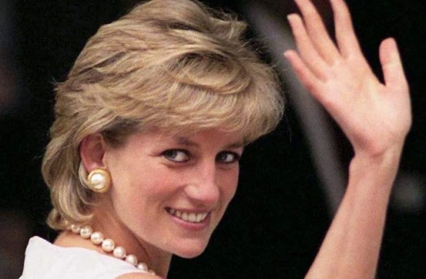 Fájdalmas évforduló: szoborral emlékeznek fiai a húsz éve elhunyt Dianára