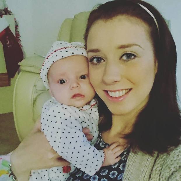 Felháborodtak a szülők - az anya felvette, ahogy üti a kisbabáját