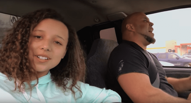 Egy texasi apuka a furgonjában énekelve vált közismertté. Milliók lettek szerelmesek a hangjába