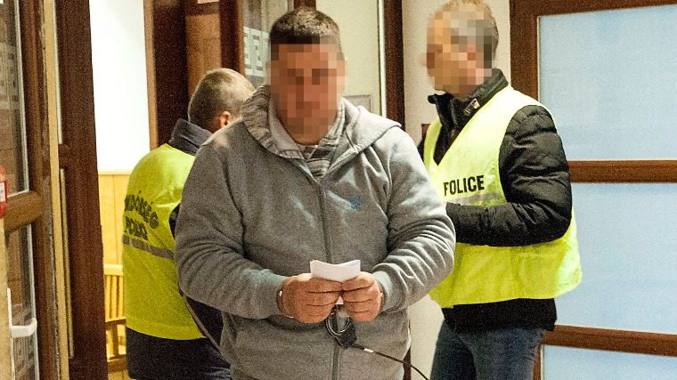 Húsz percen át nézte, mielőtt megfojtotta a sebesült Esztert