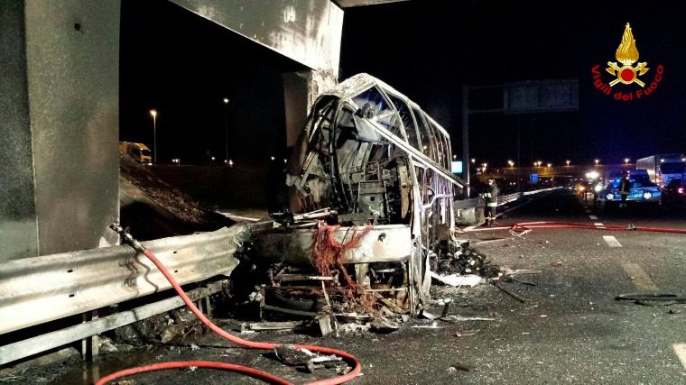 Tizenhat halottja van a magyar diákok veronai buszbalesetének