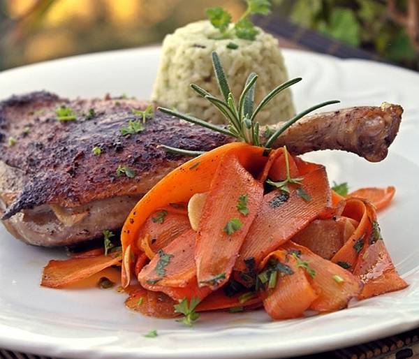 Ropogós kacsacomb grillezett sárgarépával, spenótos rizzsel