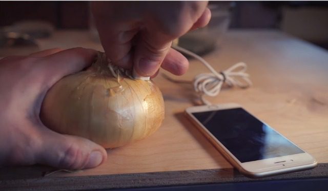 Lemerült a mobiltelefonod? Így töltheted fel egyetlen hagyma segítségével!