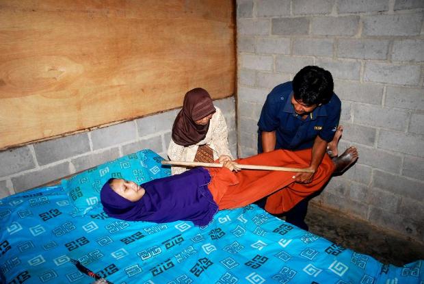 Sokkoló fotók a 10 éve kővé dermedt nő minden napjáról