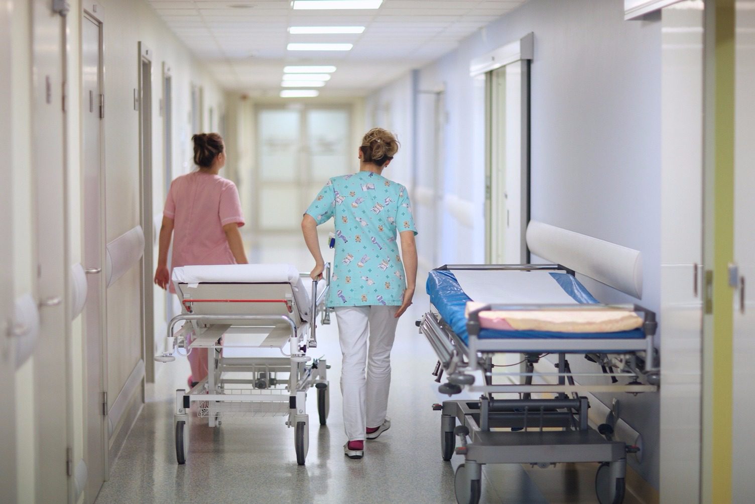 Újabb kórházi osztályokon van látogatási tilalom