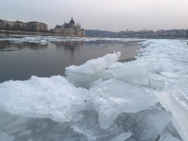 Új sziget emelkedett ki a jegesen zajló Dunából, Budapest közepén! 1