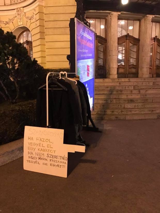 Vegyél el egy kabátot! - így segítenek Pesten, hogy senki se fagyjon halálra