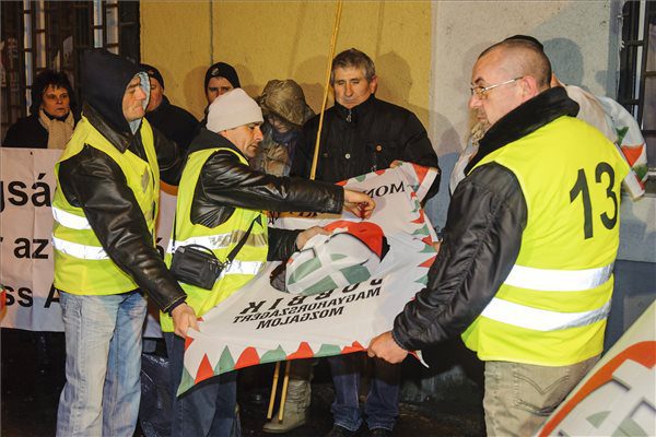 Vona ellen tüntettek volt jobbikosok