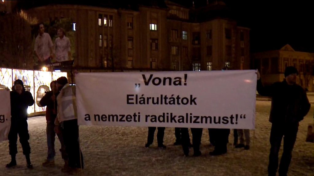 Vona ellen tüntettek volt jobbikosok