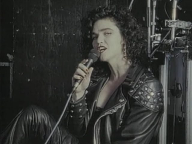 Egy egyedülálló dal és egy feledhetetlen hang. Ki nem volt legalább egyszer elvarázsolva ettől a daltól?