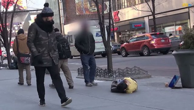 Döbbenetes VIDEÓ! Egy hajléktalan gyerek 2 órát töltött a hidegben, ám senki nem sietett a segítségére!