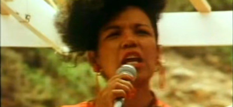 Kiégett autóban bukkantak rá a világsláger Lambada énekesnőjének holttestére