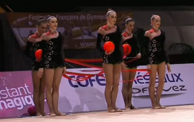 Öt tornász foglalja el a helyét a színpadon. Amikor megszólal a zene… szavak nélkül maradsz!