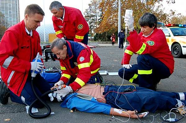 újraélesztés mentősök