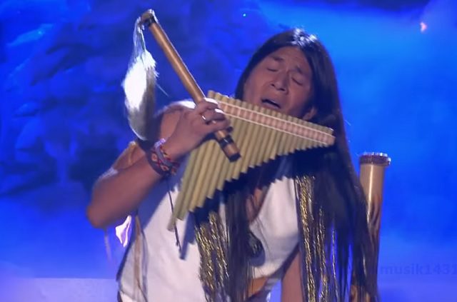 Ahogy ez a fiú a pánsíppal játszik, neked is könnyeket csal a szemedbe!