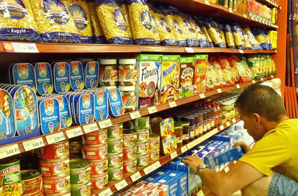 Az élelmiszerek eltérő minősége miatt csúcstalálkozót tart a négy visegrádi ország