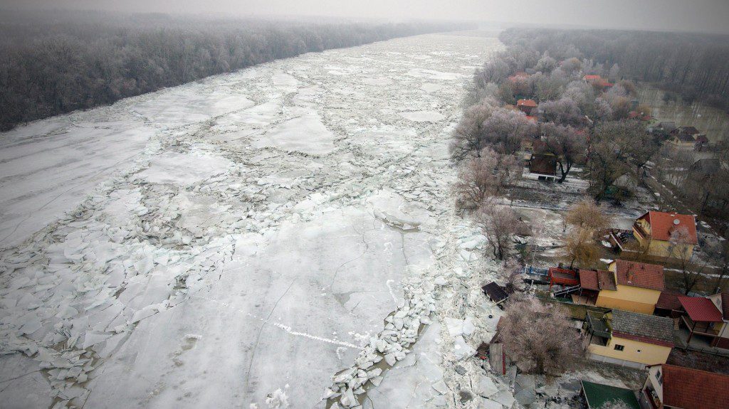 Hajókat, stégeket és vadállatokat is magával ragad a jeges ár