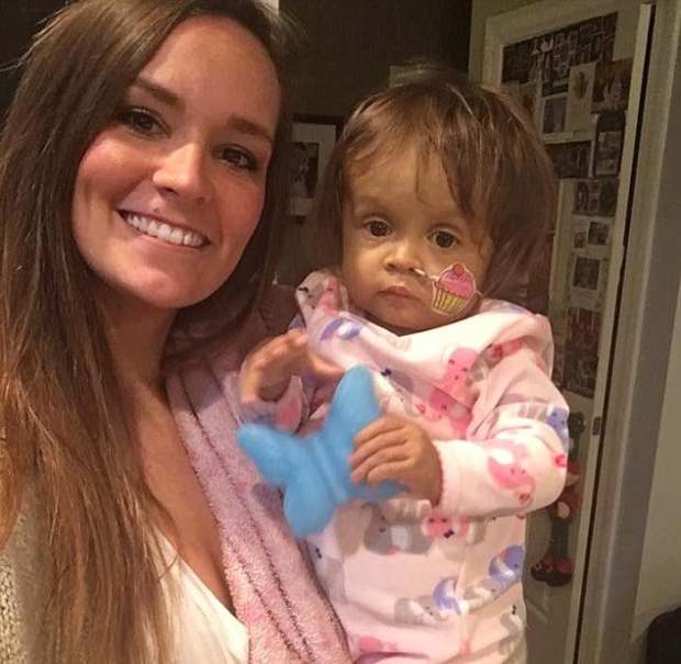 Ez aztán önfeláldozás: máját adta a dadus a kicsi lánynak