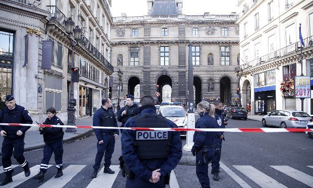 Friss hírek: terrorista lehetett a lelőtt késes őrült