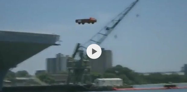 Miért dobál az amerikai hadsereg kocsikat a tengerbe? - VIDEÓ