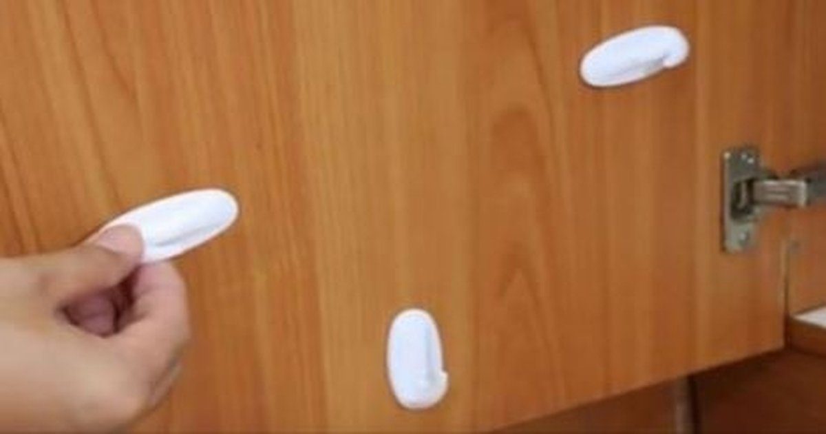 Műanyag akasztókat tett a konyhaszekrény falára!