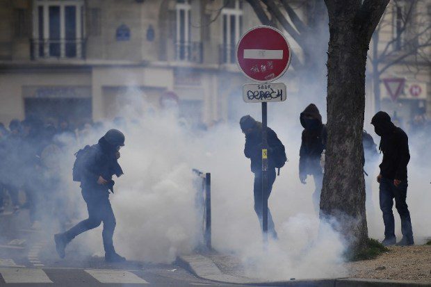 Párizs még mindig forrong beszálltak a diákok is 1