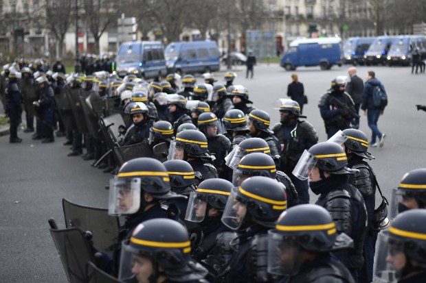 Párizs még mindig forrong beszálltak a diákok is 2