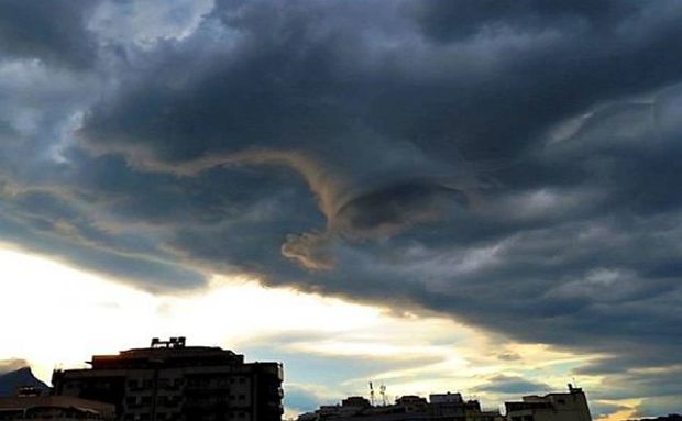 Sokkot kapott a fotós, amikor látta, mi bukkan elő a viharfelhők közül