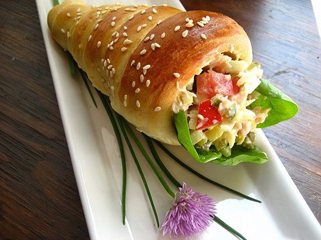 Tésztát tekert az alufóliára, majd a sütőbe tette. Ha meglátod miért, te is el akarod majd készíteni! 2