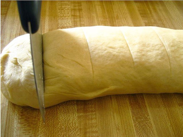 Tésztát tekert az alufóliára, majd a sütőbe tette. Ha meglátod miért, te is el akarod majd készíteni!