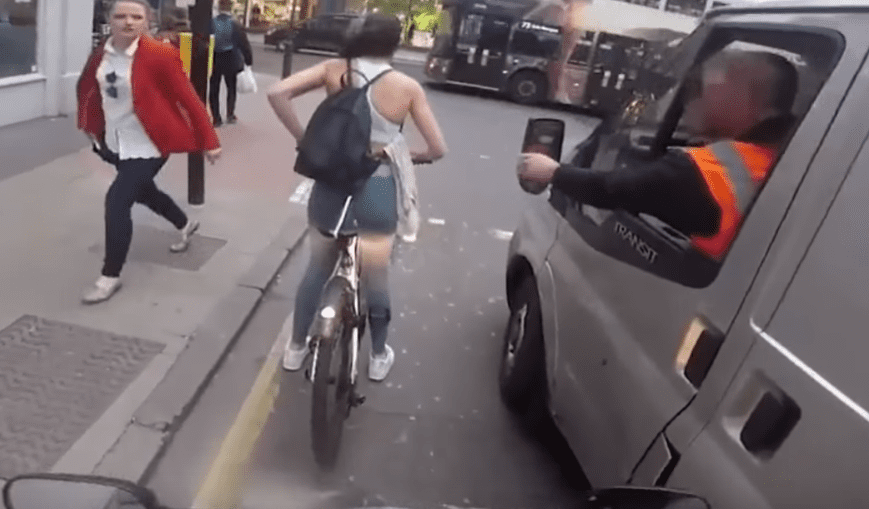 Beszóltak a bicikliző fiatal lánynak, ő pedig durva bosszút állt