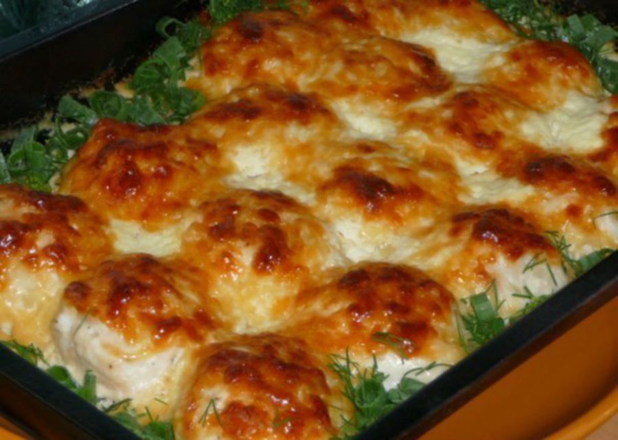 Burgonyakarikák fasírttakaróban, tejfölösen. Fenséges étel!