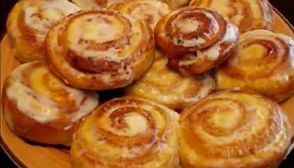 Fenséges túrós csiga, édes tejföllel meglocsolva