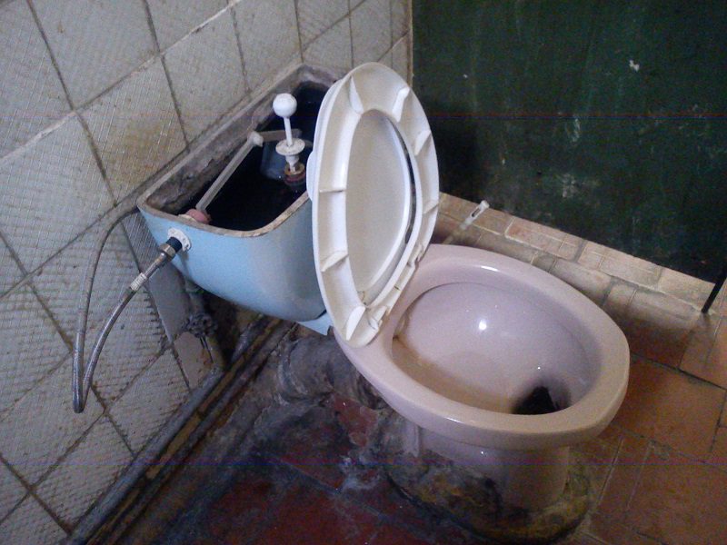 Forró ecetet öntött a lefolyóba. A vízvezeték szerelők csak ámultak-bámultak