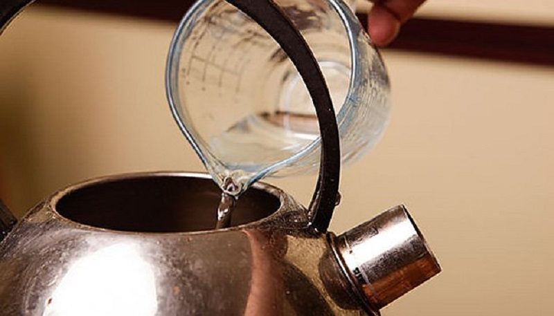 Forró ecetet öntött a lefolyóba. A vízvezeték szerelők csak ámultak-bámultak