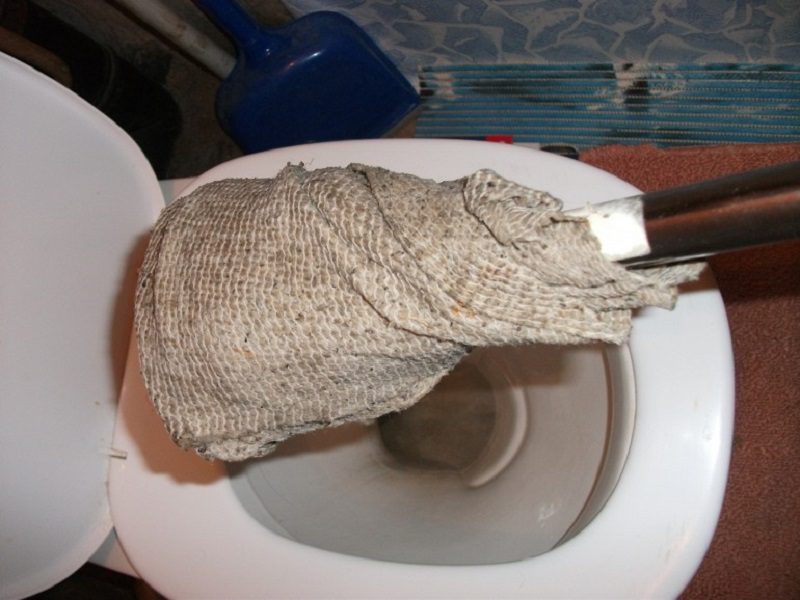 Forró ecetet öntött a lefolyóba. A vízvezeték szerelők csak ámultak-bámultak