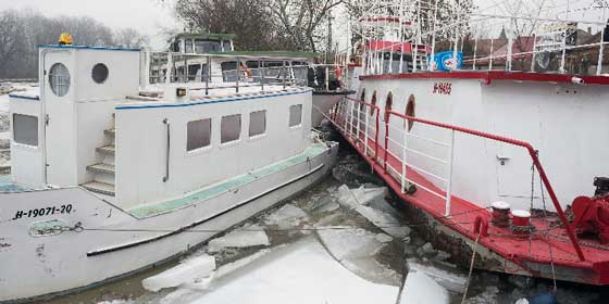Hajókat, stégeket és vadállatokat is magával ragad a jeges ár