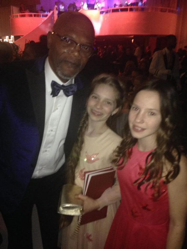 Hollywoodi sztárokkal fotózkodott a két Oscar-nyertes kislány