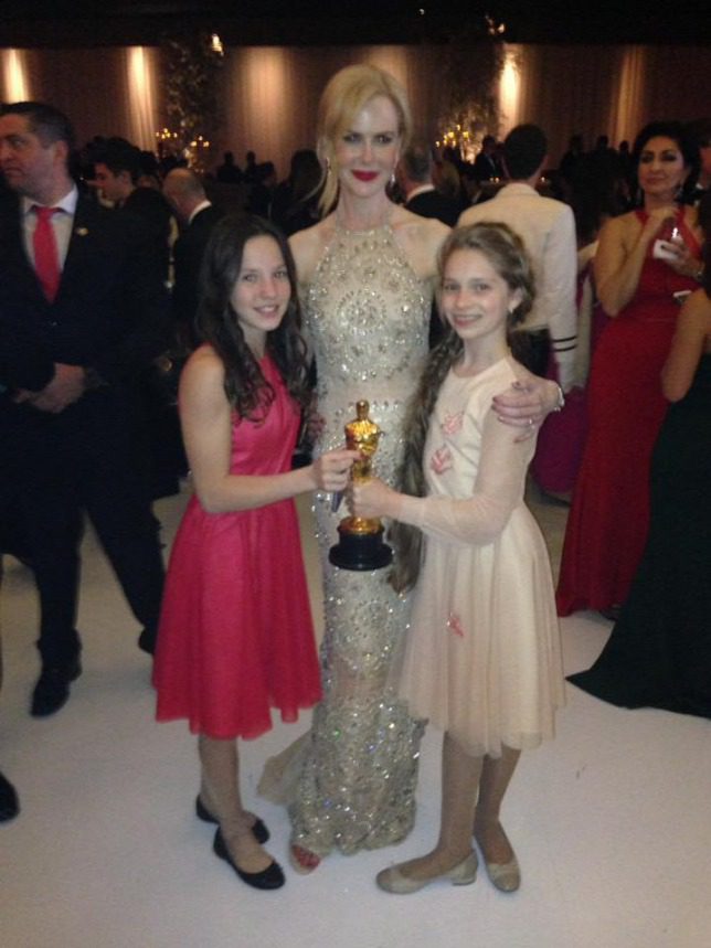 Hollywoodi sztárokkal fotózkodott a két Oscar-nyertes kislány