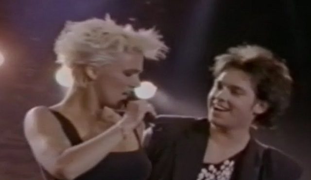 Vannak dalok, melyeket nem lehet megunni! Ez az 1988-as dal is egyike az örökzöld kedvenceknek!